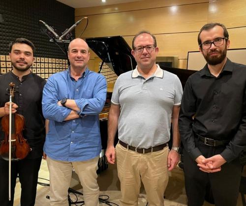 Román Kholmatov grabando para el compositor Adolfo Becerril de la Fuente, con Javier Monteverde